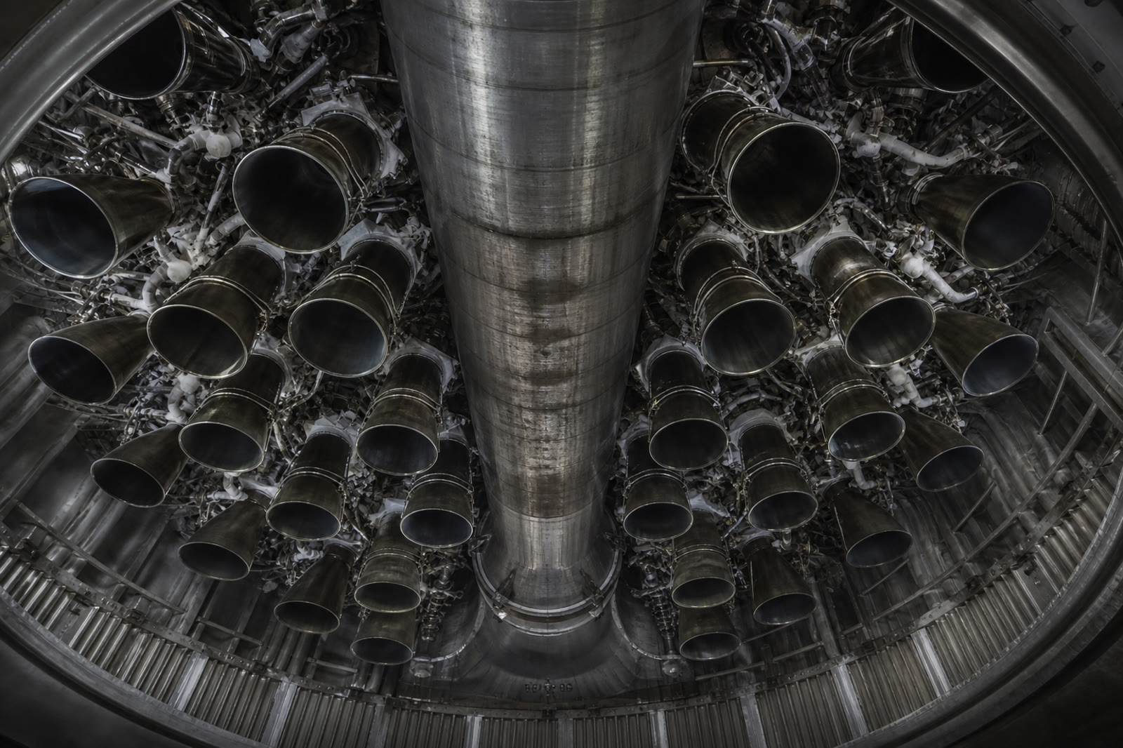 Figure 1 — Super Heavy’s aft end. The transfer tube that feeds thirty-three Raptors is now roughly the size of a Falcon 9 first stage. That is why they can all start at once.
